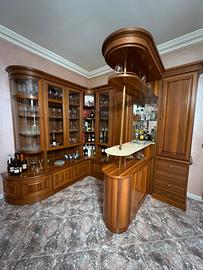 Angolo bar color noce con vetrine e bancone