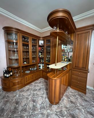 Angolo bar color noce con vetrine e bancone