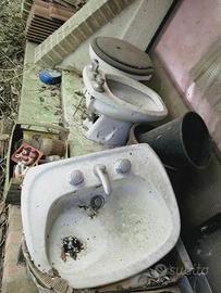 Wc, bidet e lavandino con rubinetti 
