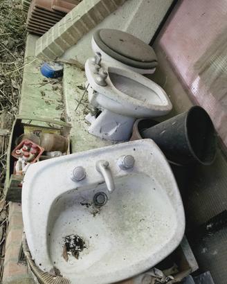 Wc, bidet e lavandino con rubinetti 