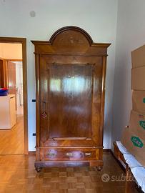 Mobile antico in legno