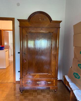 Mobile antico in legno
