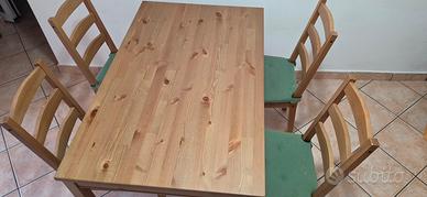 tavolo e sedie in legno 