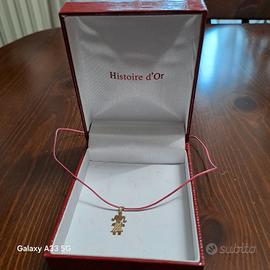 Collana "Histoire d'or" con bambolina in oro.