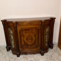 Mobile in legno stile classico con intarsi