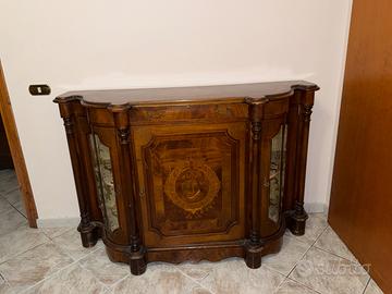 Mobile in legno stile classico con intarsi