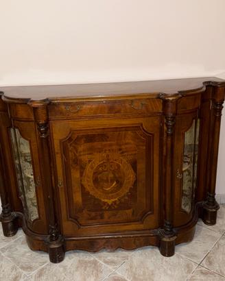 Mobile in legno stile classico con intarsi