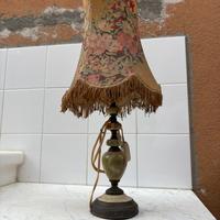 Lampada da tavolo liberty con paralume floreale