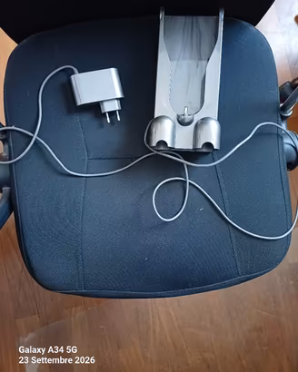 base ricarica a parete dyson v11 e suo  caricatore