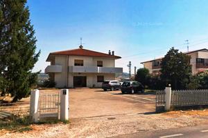 Roseto Loc.San Giovanni Locale Commerciale