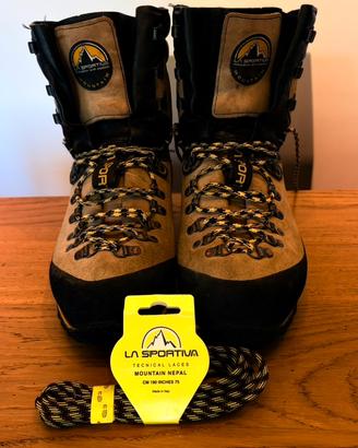 Scarponi da montagna. La sportiva nepal treck n.45