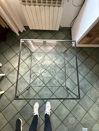 tavolo da solotto in ferro battuto e vetro