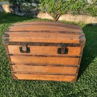 Vecchio baule da viaggio in legno