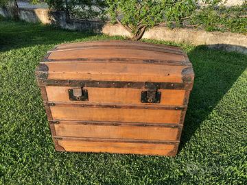 Vecchio baule da viaggio in legno