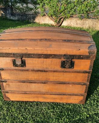 Vecchio baule da viaggio in legno