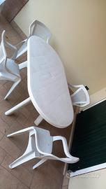 Tavolo bianco da giardino