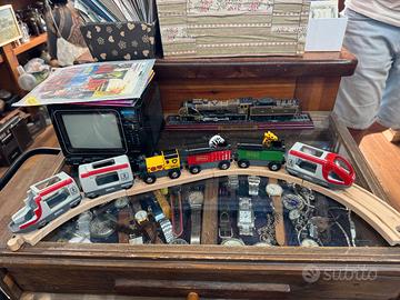 Trenino Brio con diversi vagoni e binari in legno
