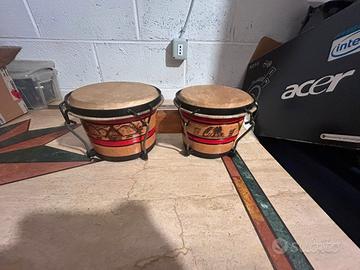 bongo artigianali in legno con decorazioni
