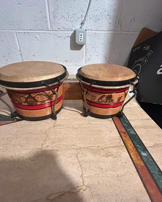 bongo artigianali in legno con decorazioni