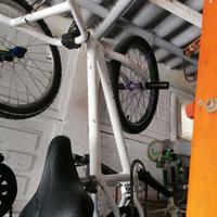 bici ragazzo acrobazie