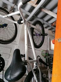 bici ragazzo acrobazie