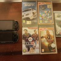 Coppia di PSP con giochi. 