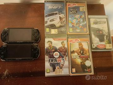 Coppia di PSP con giochi. 