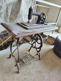 Macchina da cucire vintage a pedale