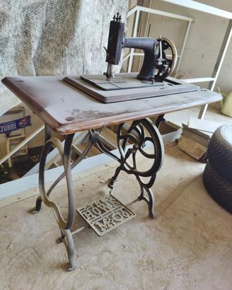 Macchina da cucire vintage a pedale