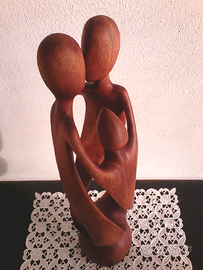 Famiglia scultura in legno