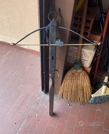 Balestra antica artigianale in ferro