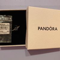 Anello corona blu scintillante Pandora.