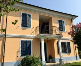 Villa indipendente su 4 lati con giardino e garage
