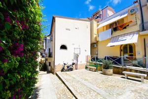CASA SEMINDIPENDENTE A PAOLA