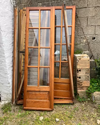 Porta finestra in legno.