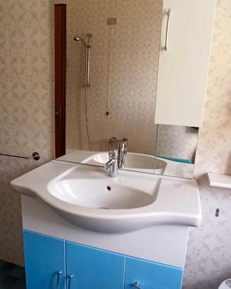 Mobile bagno con lavandino e specchio intero