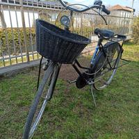 Bicicletta vintage con cestino - da sistemare