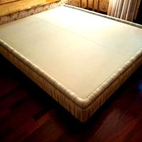 Letto sommier rivestito in raso