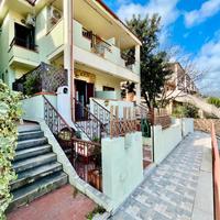 Villetta a schiera panoramica con cortile e box