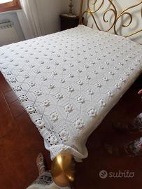 Copriletto matrimoniale hand-made.