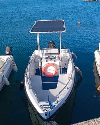 barca open per pesca e famiglia