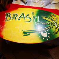 Tavola per scivolare sull'acqua in riva al mare