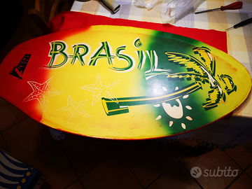 Tavola per scivolare sull'acqua in riva al mare