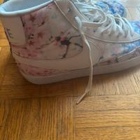Scarpe Nike a fiori