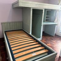 Armadio in legno con ripiani