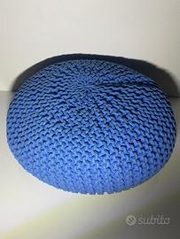 Pouf blu in maglia