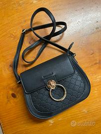 Borsa Nera con Anello Pendente