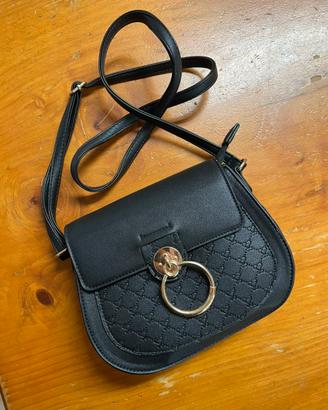 Borsa Nera con Anello Pendente