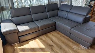 Divano con penisola e pouf contenitore