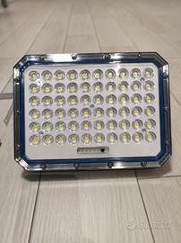 faretto LED con pannello solare